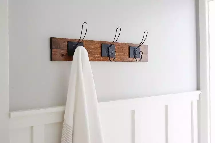 Rustic hanger for bathroom towels