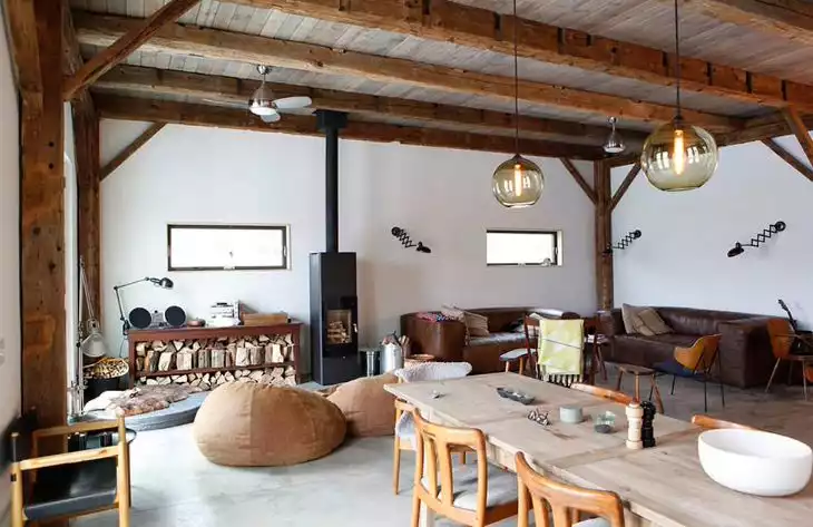 Rustic living room with accordeon lamps on wall