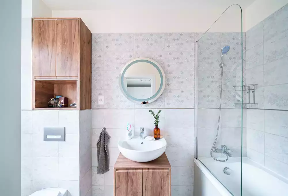 Small bathroom with bathtub and wood accetns