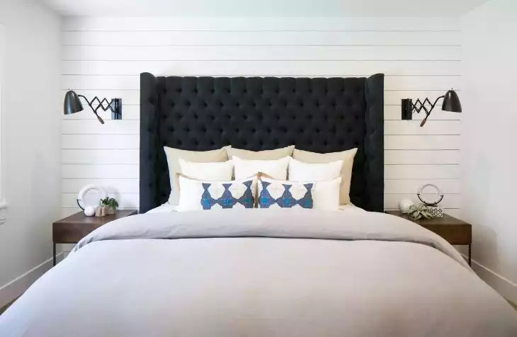 Tufted headboard and accordeon lamps