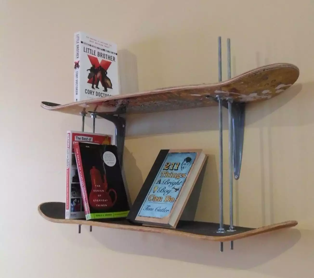 Turn the old Skateboards into shelves