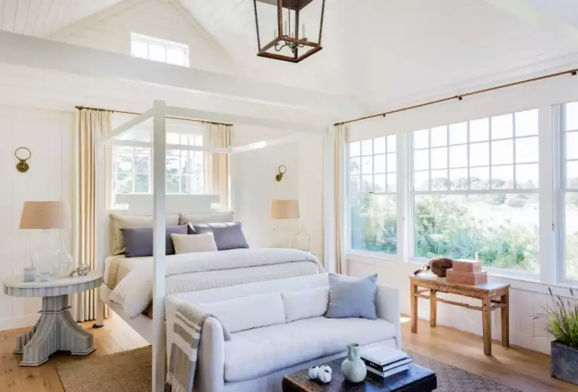 Vaulted ceiling with canopy bed