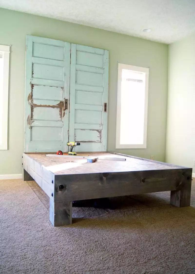 Vertical headboard bed