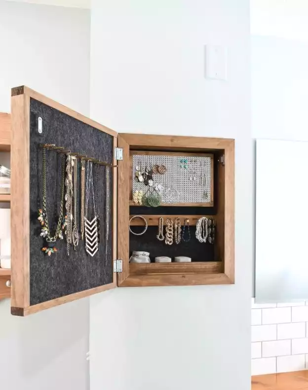 Wall-mounted cabinet-style jewelry organizer