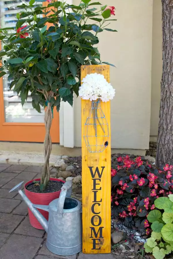 Welcome guests with a lovely pallet sign 