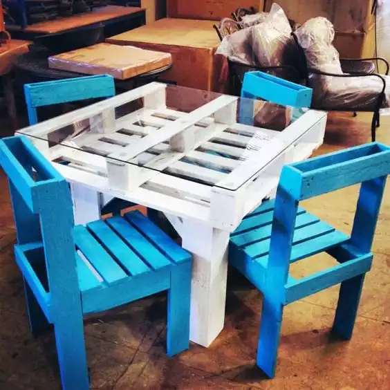 White and blue pallet furniture for kids