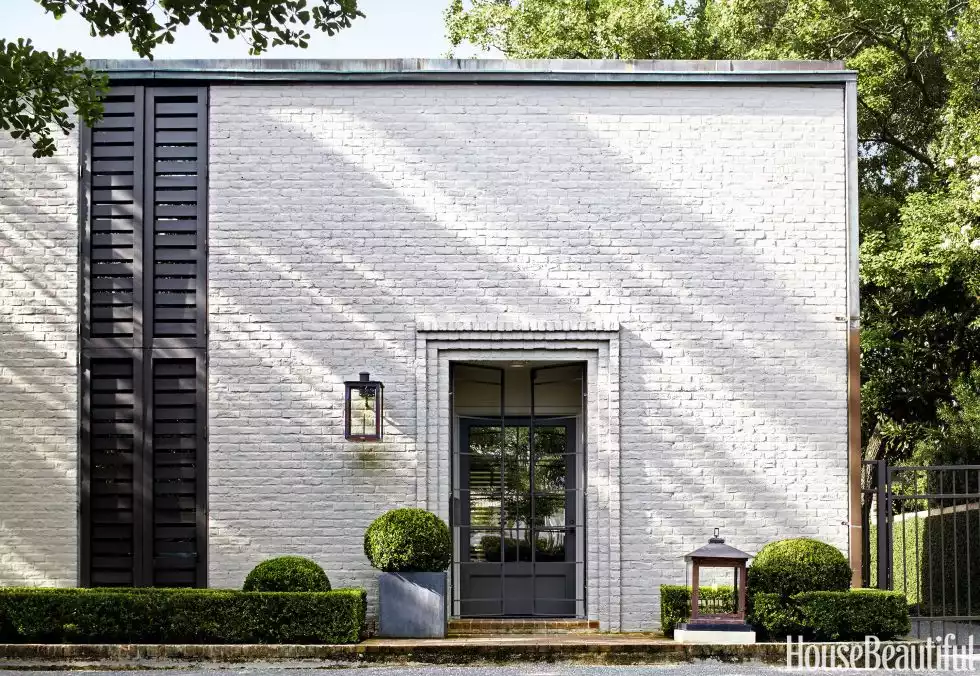 20 Brilliant White Brick House Concepts That Dazzle And Inspire