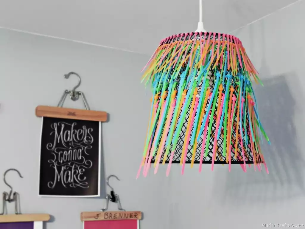 Zip tie pendant lamp