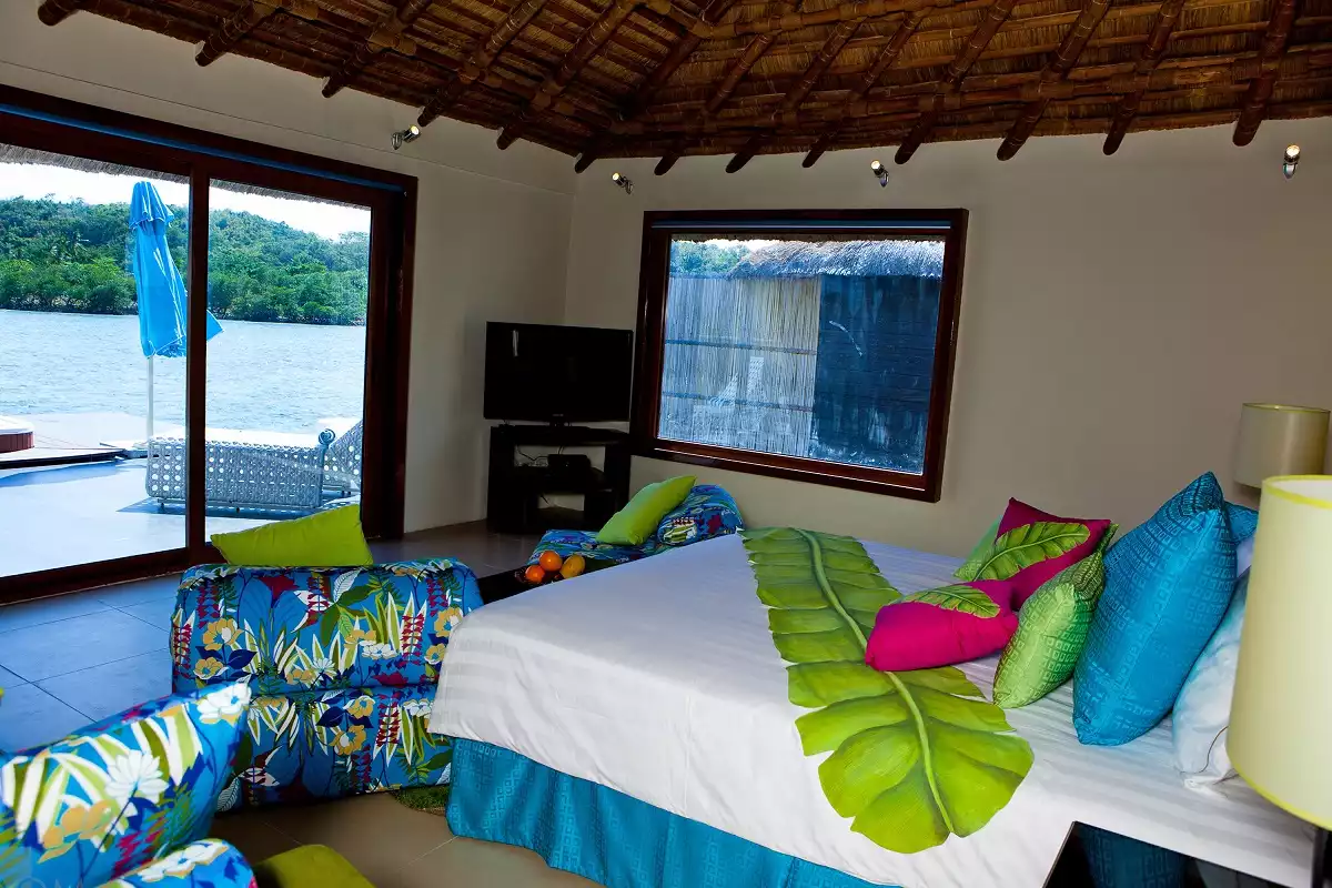Green tropical bedroom decor