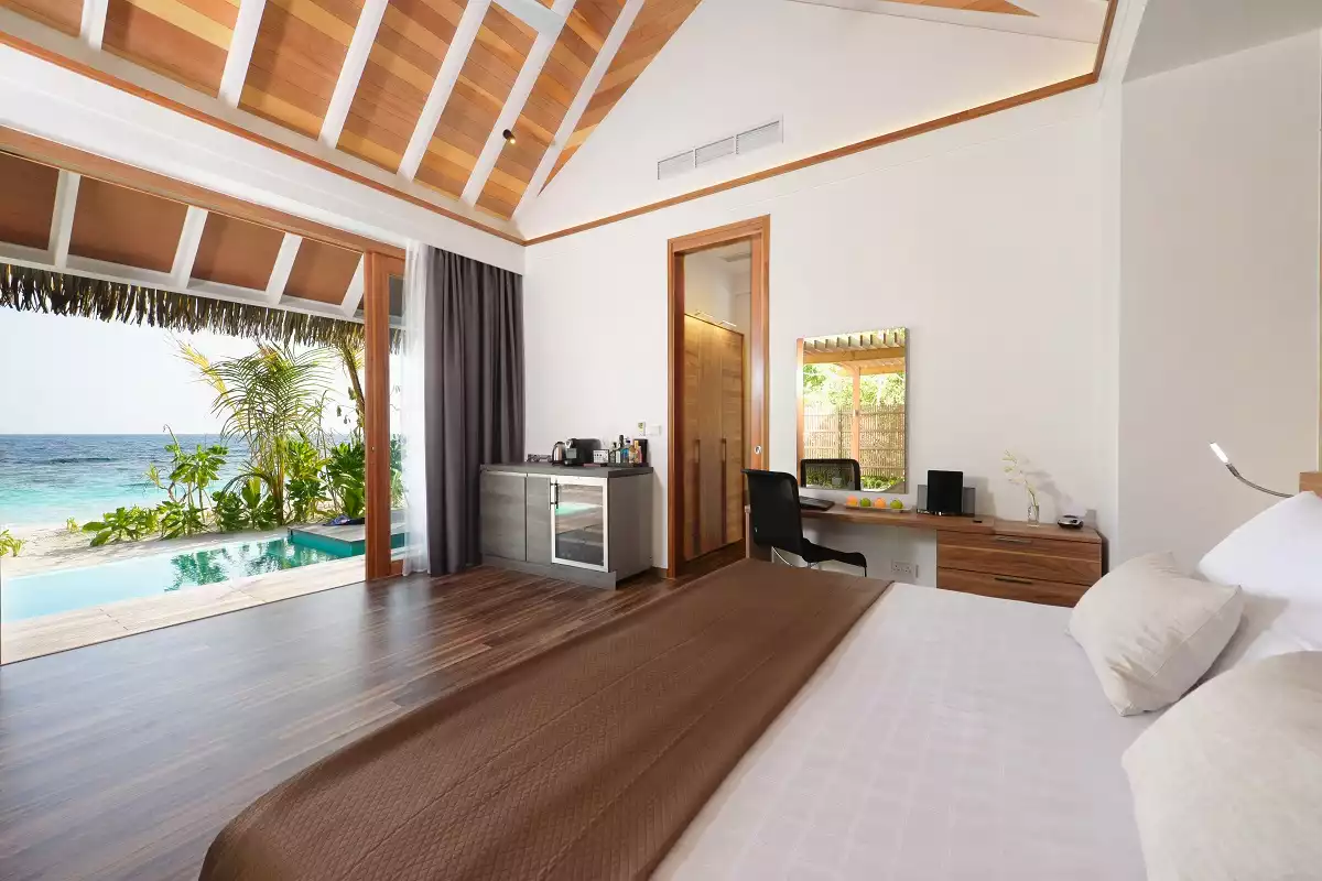 High ceiling organic bedroom decor