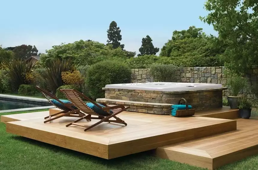 Outdoor jacuzzi deck