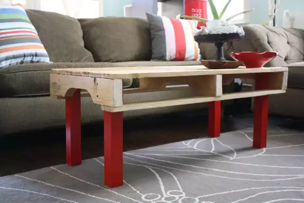 Pallete coffee table red base