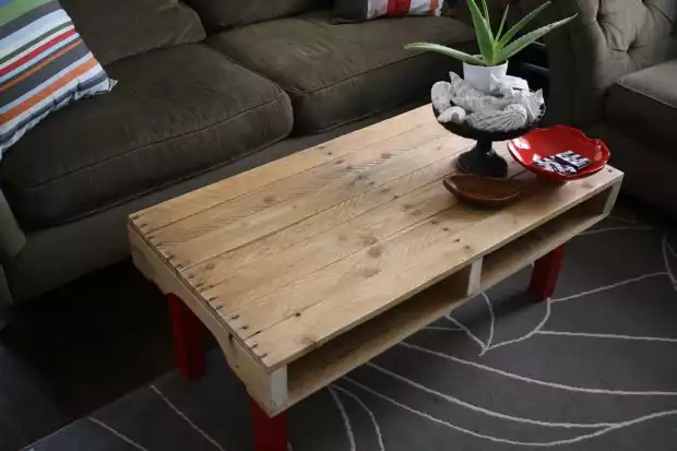 Pallete coffee table red base1