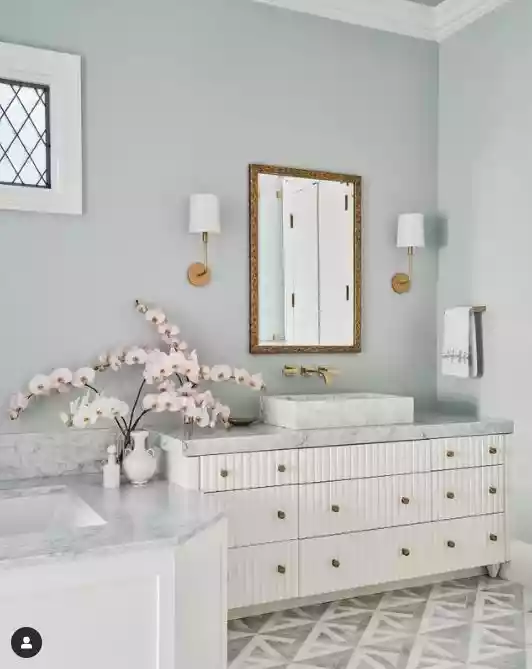 Carrara marble for a luxurious bathroom