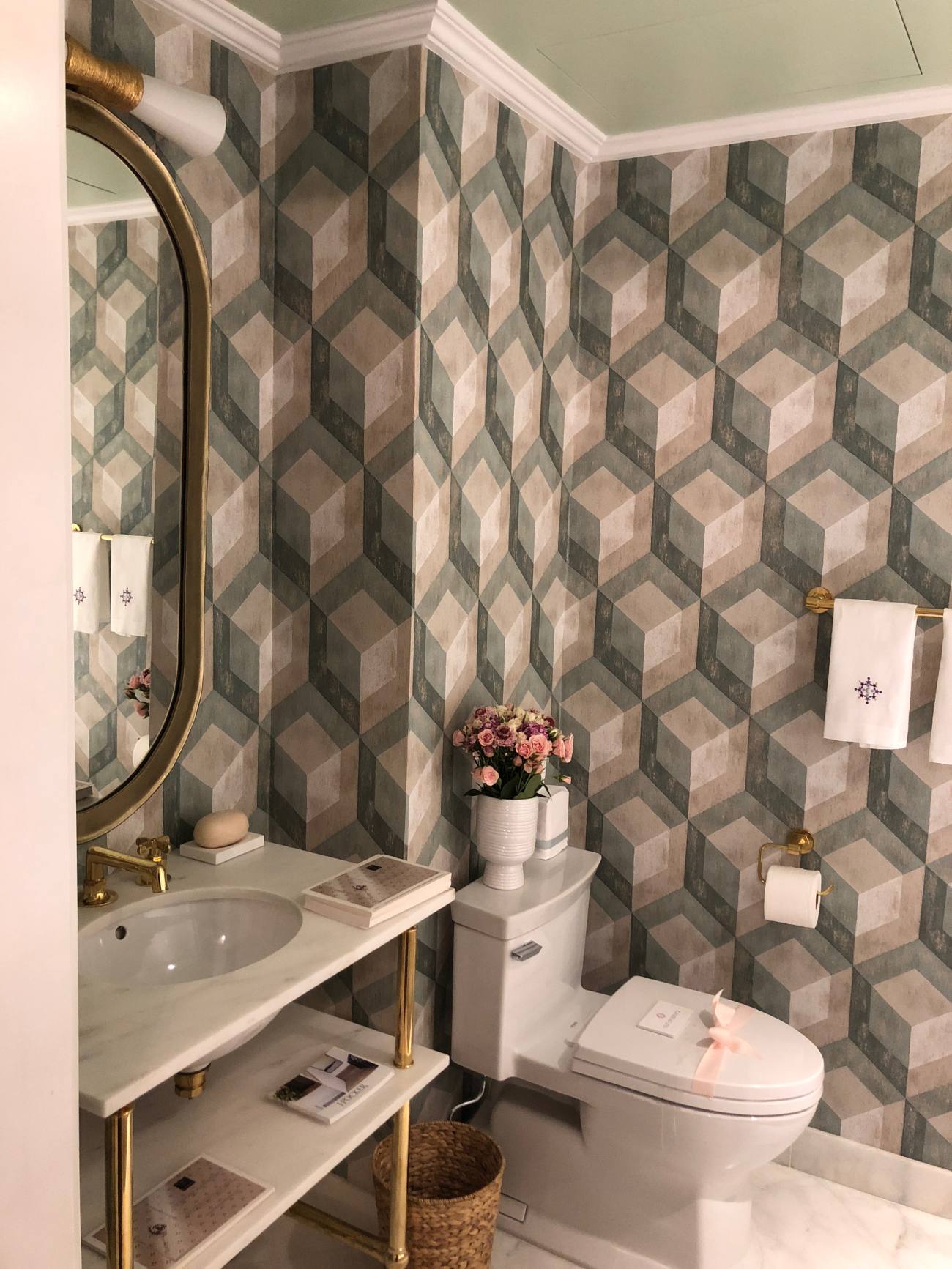 Bold contrast wallpaper for bathroom