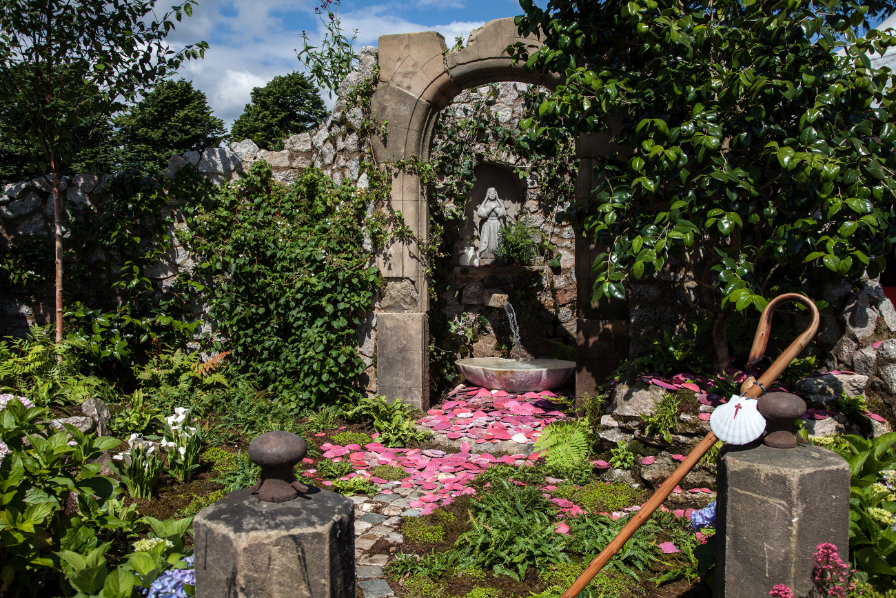 Outdoor water feature declutter