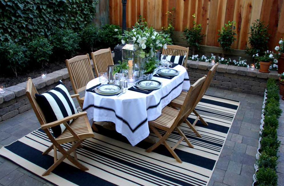 Black outdoor seating idea