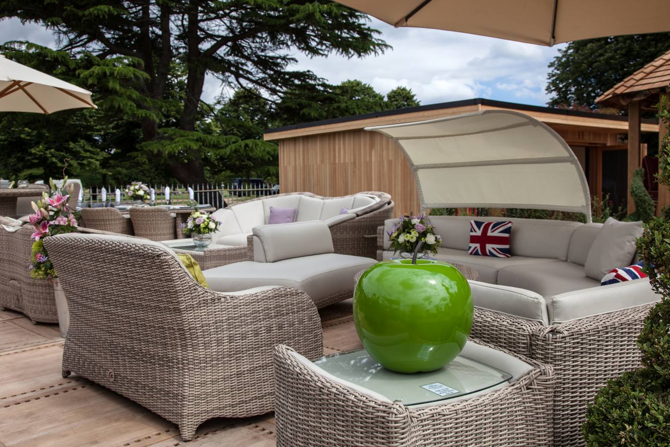 How to Turn Your Backyard Into a Fun Outdoor Living Area