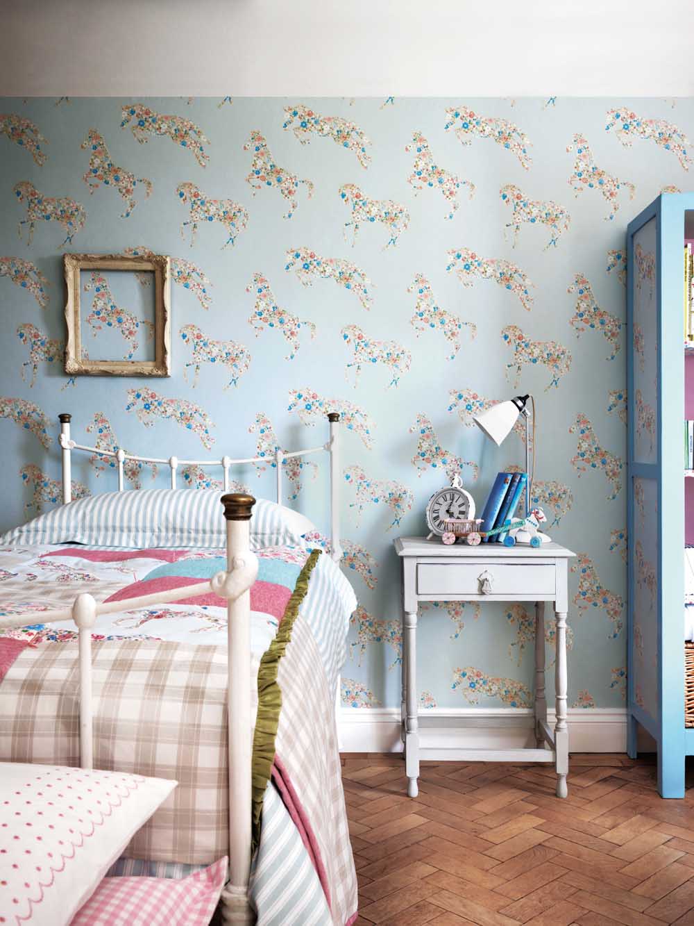 Vintage wallpaper for bedroom