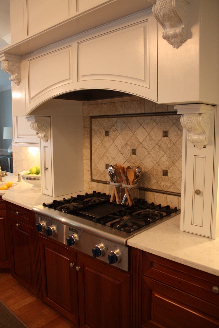 Kitchen cooktop ornate with molding